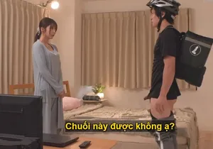 Lút cán cô bạn thân mải xem điện thoại