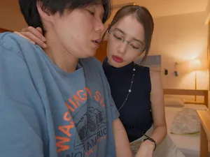 Đoạn phim bí mật mới công bố về một khách sạn an ninh ~ một cô gái trẻ xinh đẹp bị một anh chàng lực lưỡng quan hệ và liếm lồn cho đến khi cô rên rỉ vì sung sướng...