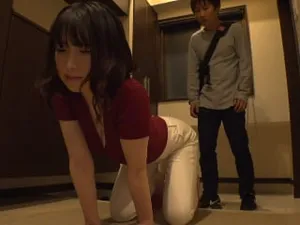 Ngủ nhờ nhà quản lý nữ tốt bụng sau khi trễ chuyến tàu về nhà với vợ