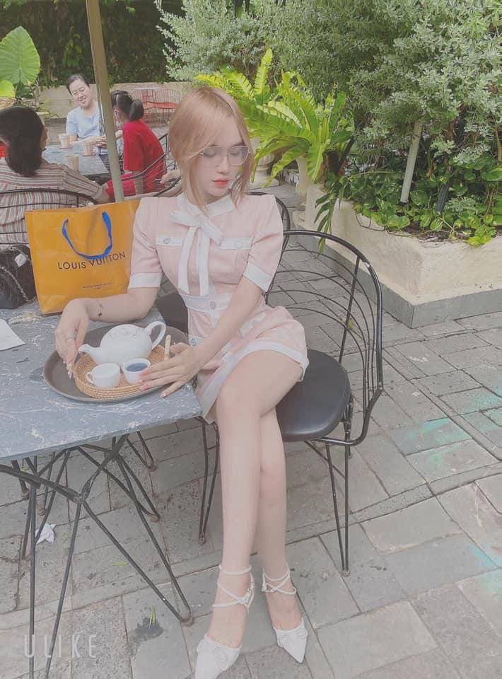 Người phụ nữ xinh đẹp với đôi môi đỏ! Mở lỗ và đi tiểu trực tiếp! Quỳ gối với cái mông to béo nhô lên, ngón tay xoa nắn âm hộ, góc nhìn cận cảnh cực kỳ hấp dẫn